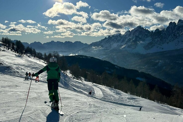 Skifahrer genießt das Pistenpanorama