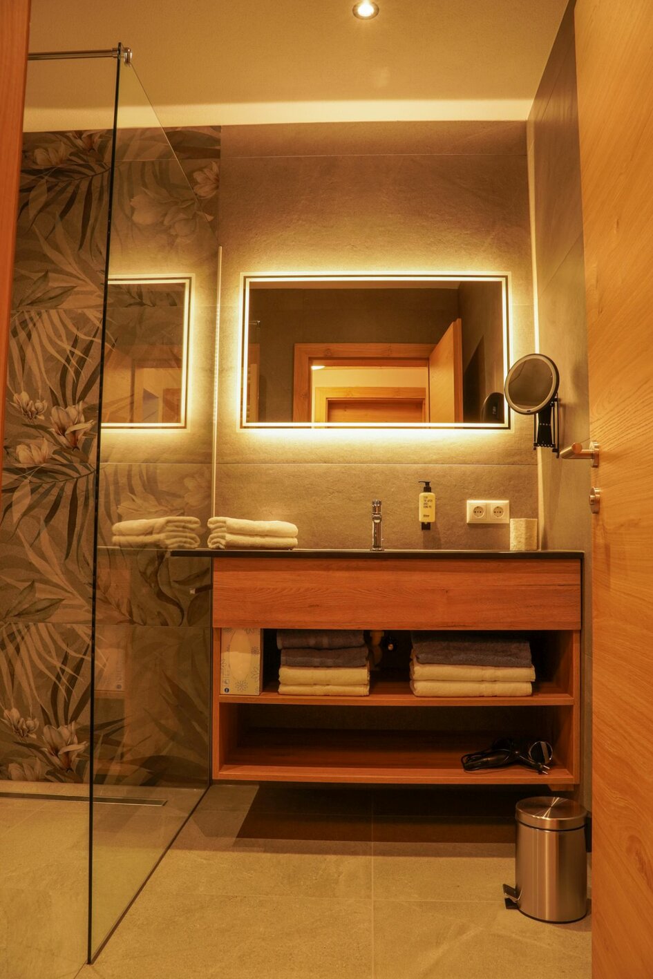 Badezimmer mit Dusche und Waschbecken