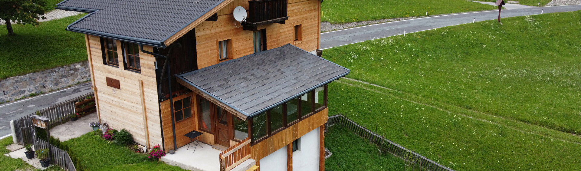 Seiten- und Vorderansicht vom Ferienhaus