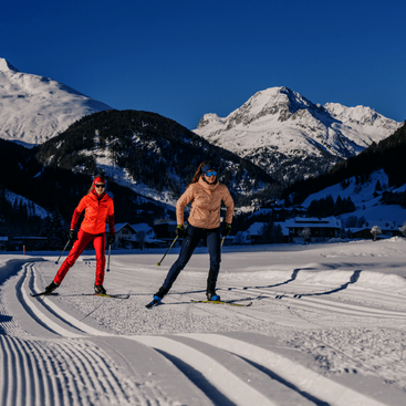 zwei Langläufer auf Loipe