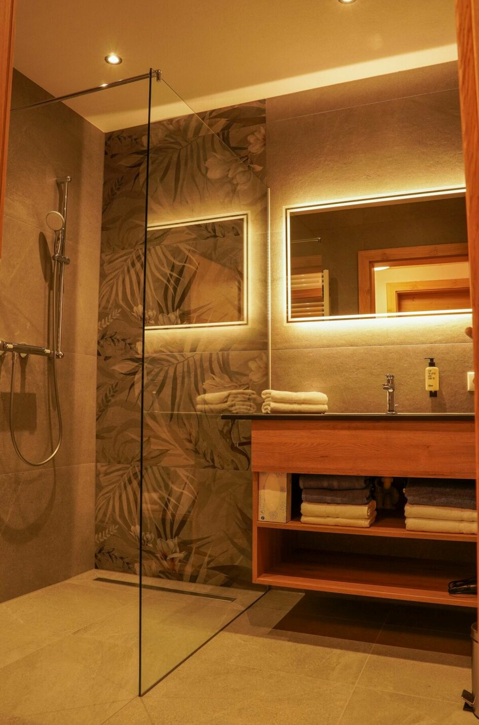 Badezimmer mit Dusche und Waschbecken