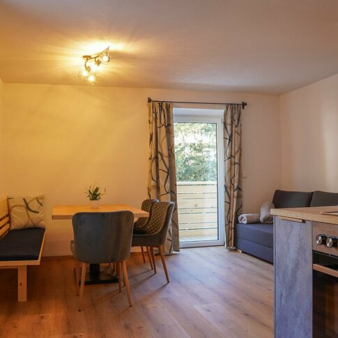 Essecke und Küchenzeile im Appartement Aquamarin