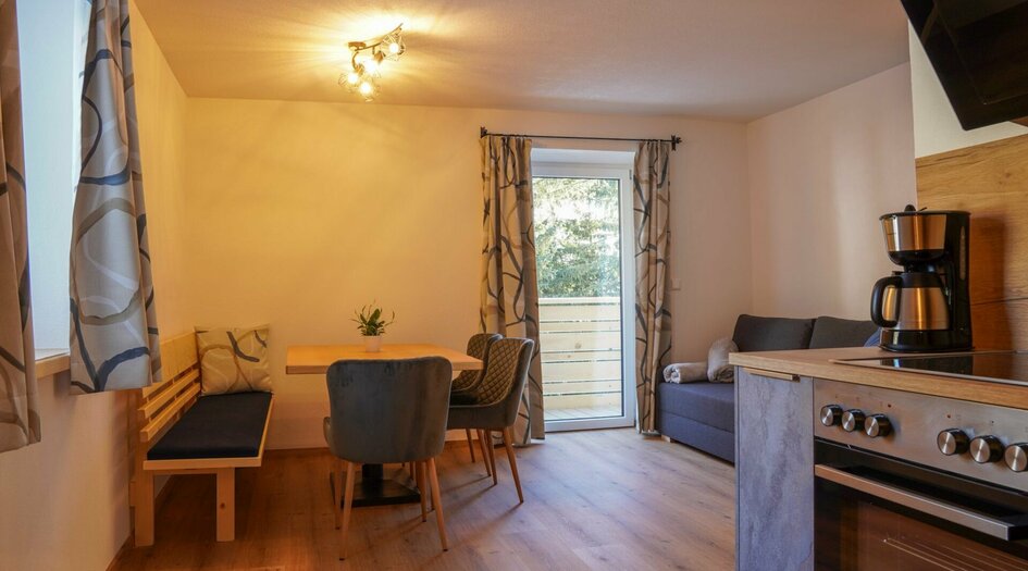 Essecke und Küchenzeile im Appartement Aquamarin