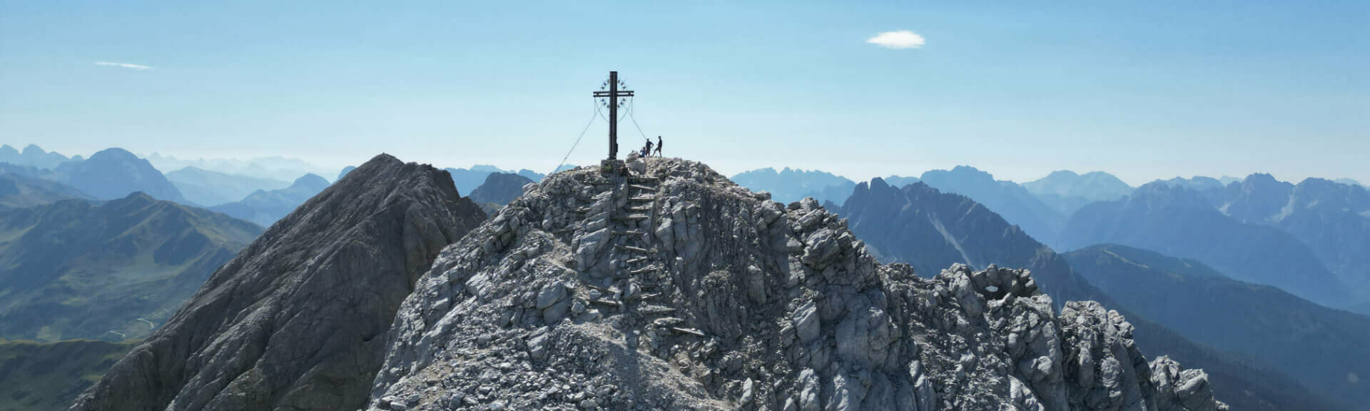 Gipfelkreuz und Ausblick Kinigat