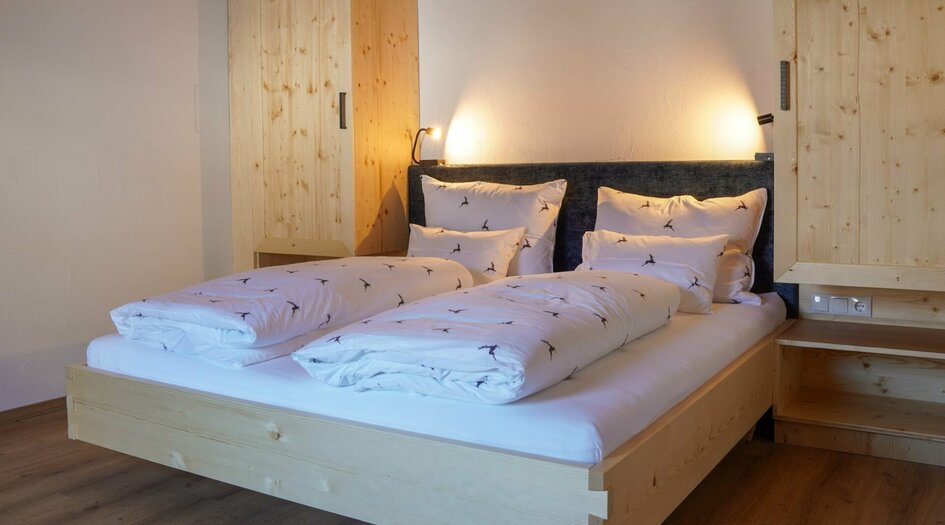 Schlafzimmer mit Doppelbett und Kasten