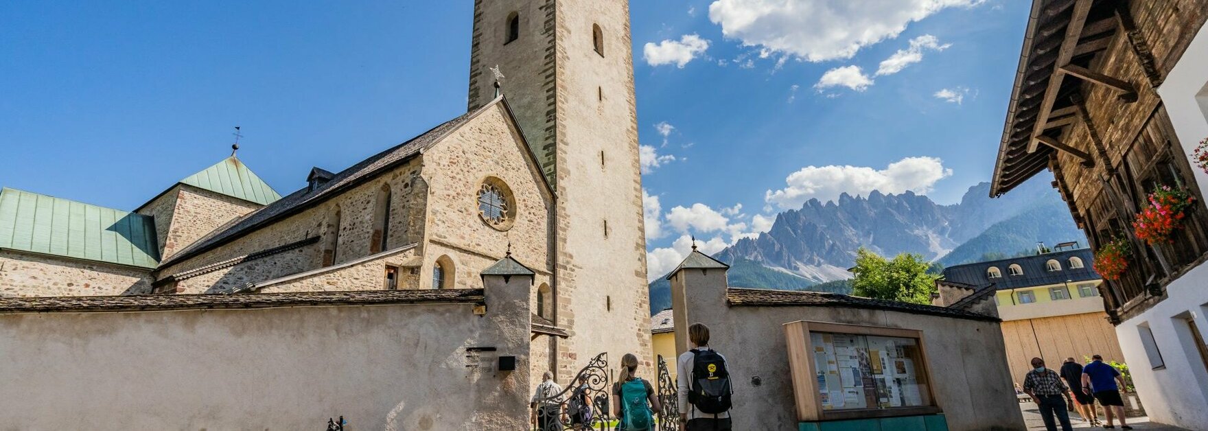 Alltag in Innichen mit Blick zur Kirche