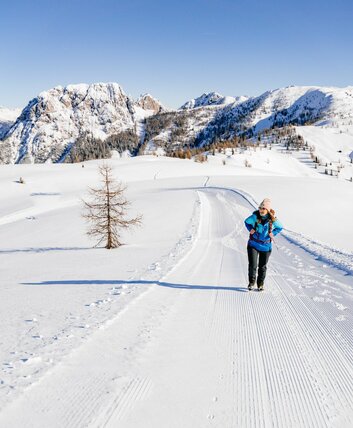Winterwanderin allein auf der Loipe