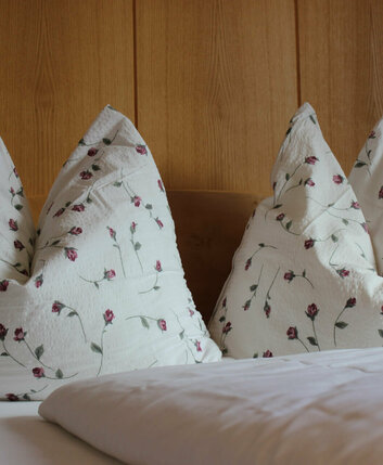 General price information Detailaufnahme Bettwäsche mit Blumen