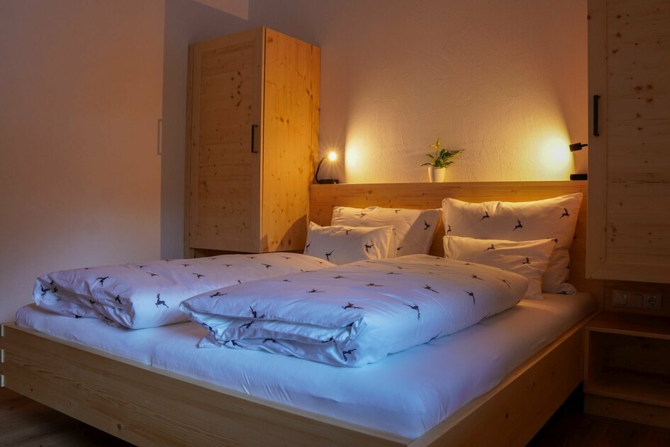 Schlafzimmer mit Doppelbett und Kasten