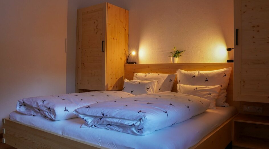 Schlafzimmer mit Doppelbett und Kasten