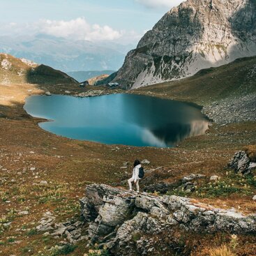 Wanderer posiert vor Obstanser Seee