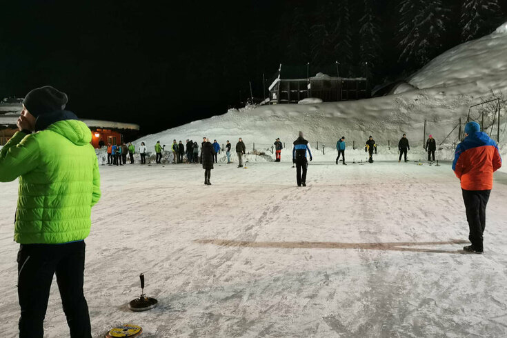 Eisstockschützen auf dem Eis