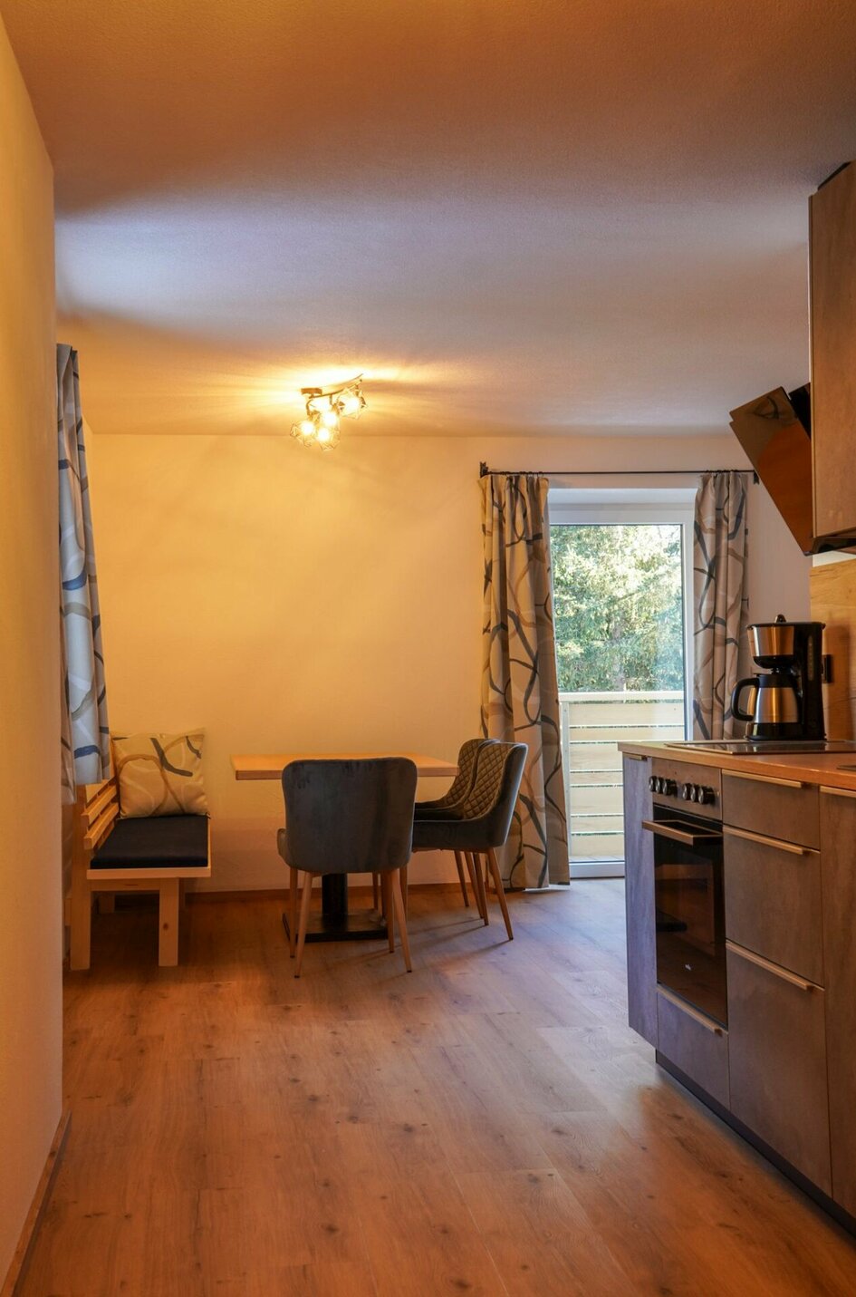 Küchenzeile und Essbereich im Appartement Aquamarin